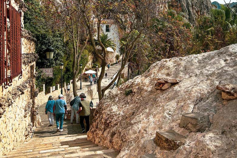 Grupo recorriendo las calles de Guadalest