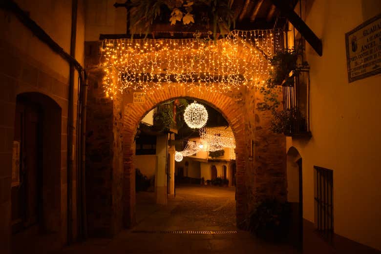 Arco de Sevilha iluminado