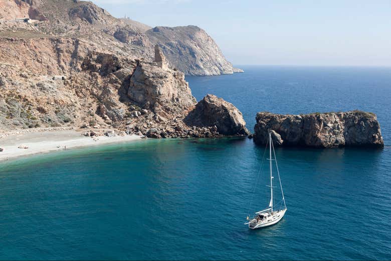 Vistas de un velero navegando por la playa de La Rijana