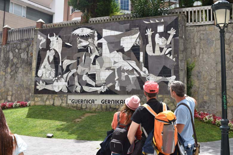 Contemplando el mural del Guernica de Picasso