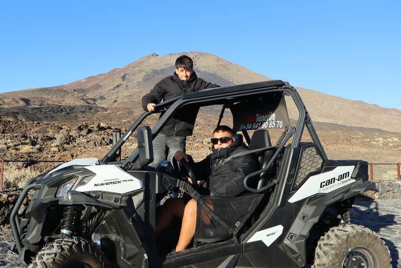 Posando com Teide ao fundo