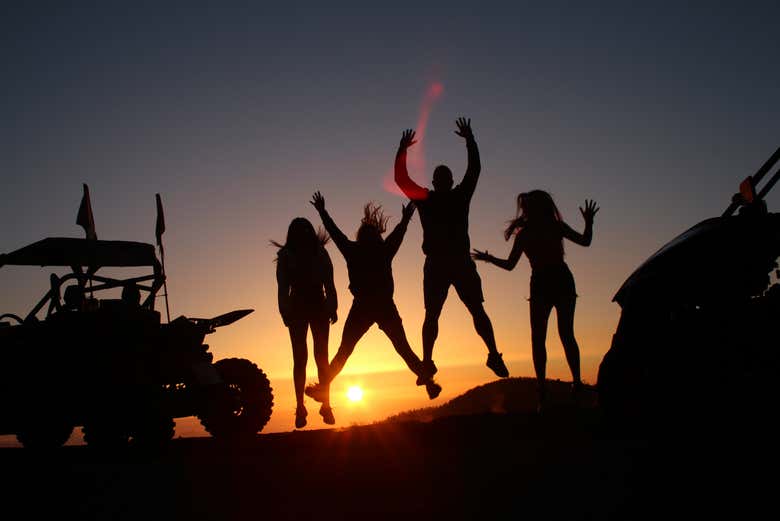 Disfrutando del tour en buggy al atardecer
