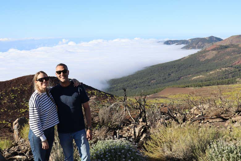 Posando em frente a um mar de nuvens