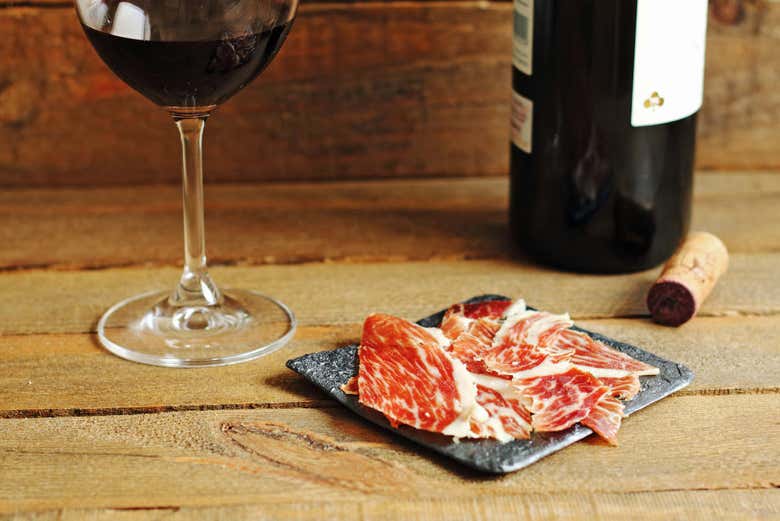 Verre de vin rouge avec du jambon
