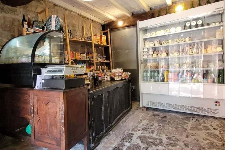 A casa rural conta com uma loja tradicional de queijos