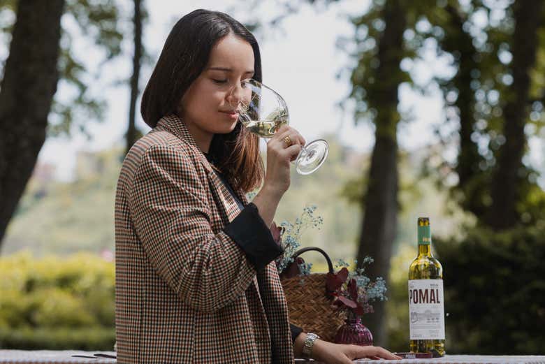 Una chica catando el vino de Bodegas Bilbaínas