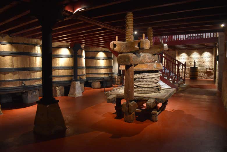 Barris de madeira na adega