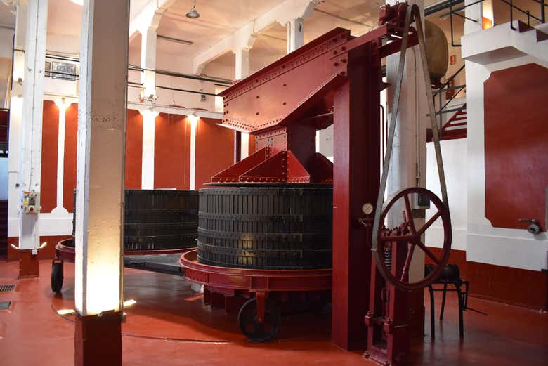 Sala de elaboración de vino en las bodegas Manzanos Haro