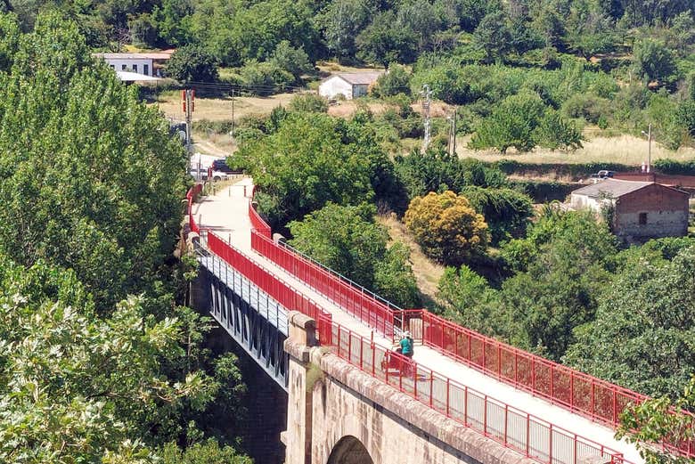Um turista atravessando a ponte