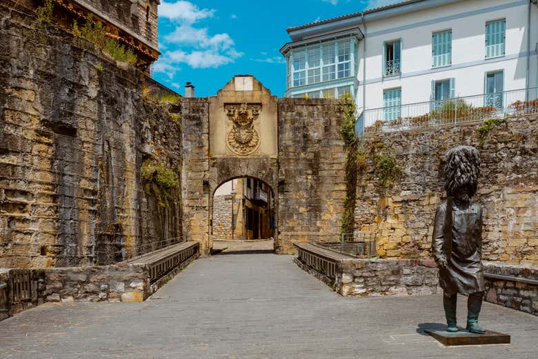 Acercándonos a la Puerta de Santa María