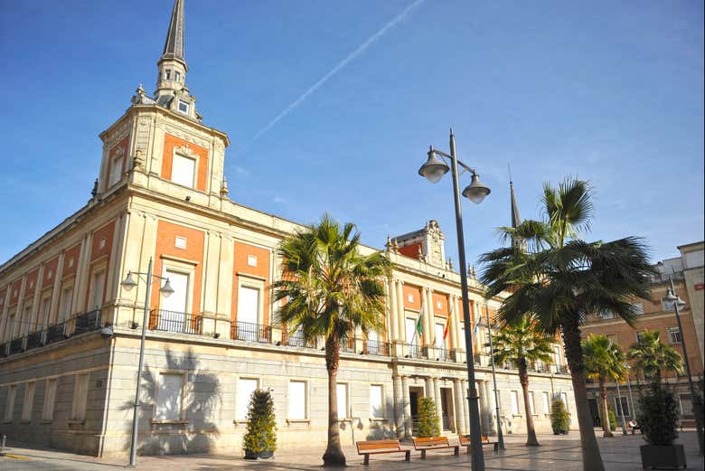 Divisando la fachada del ayuntamiento de Huelva