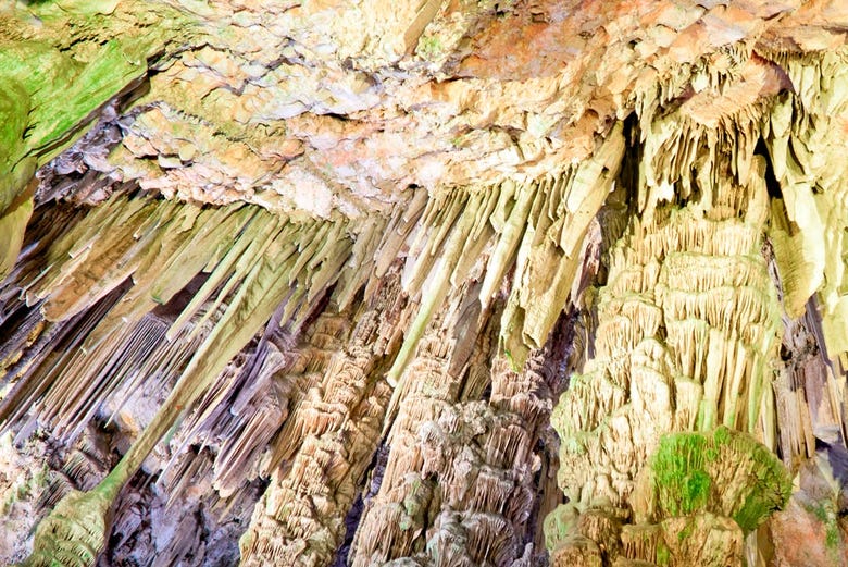 Estalactites nas grutas de São Miguel