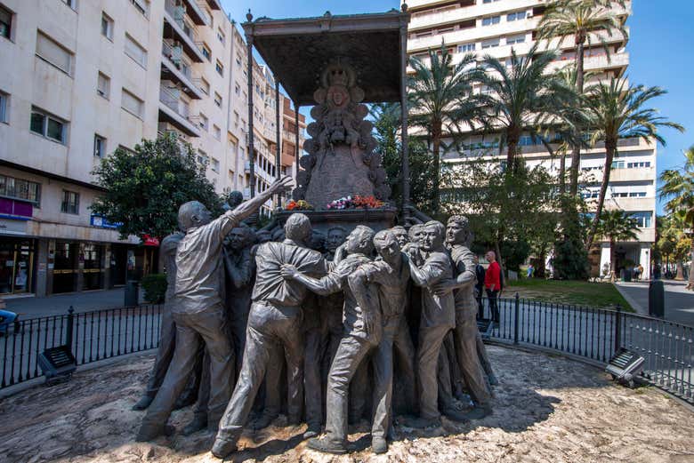 Contemplando el monumento a la Virgen del Rocío
