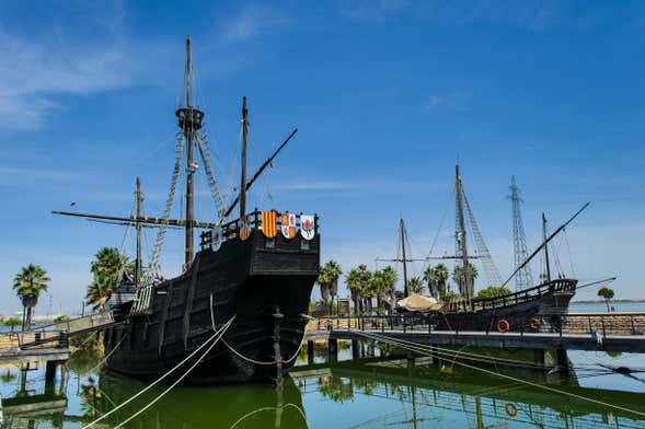 Paseo en barco al Muelle de las Carabelas