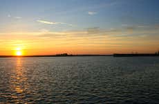 Paseo en barco por la ría de Huelva al atardecer