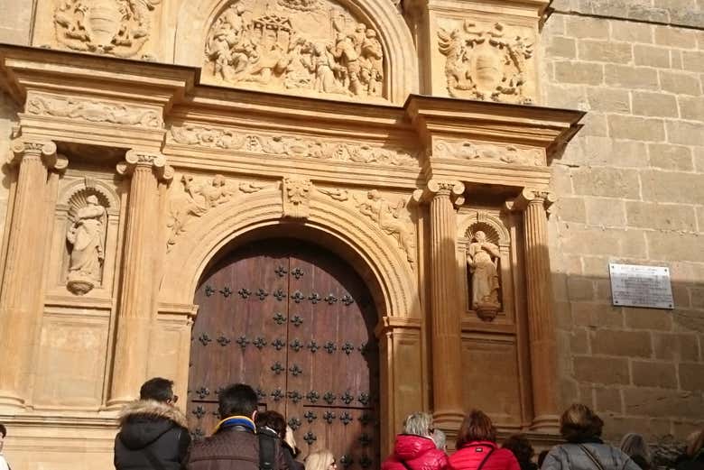 Il gruppo fermo davanti alla facciata del convento