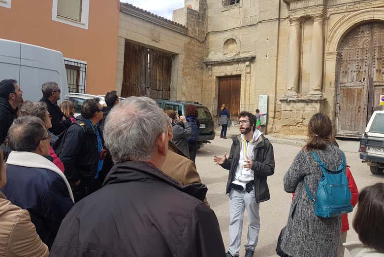 Il gruppo ascolta le spiegazioni della guida