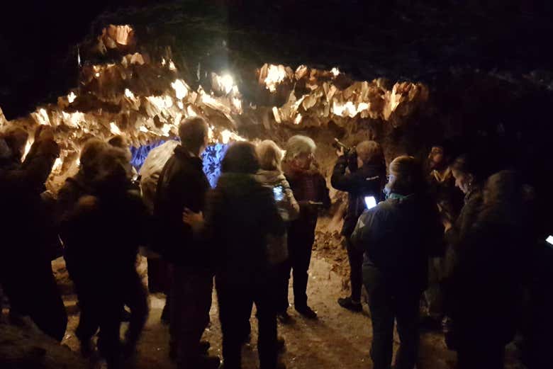 Escuchando al guía en la cueva