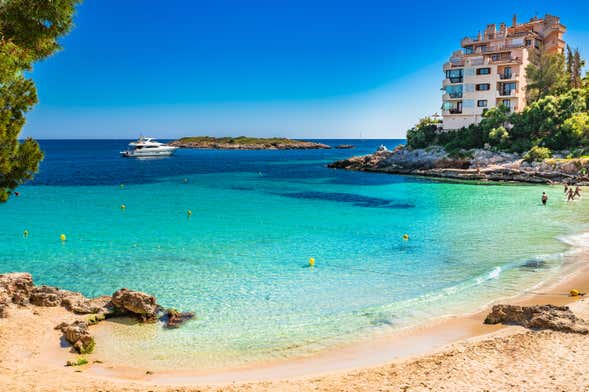 Excursão à praia de Ses Illetes de catamarã