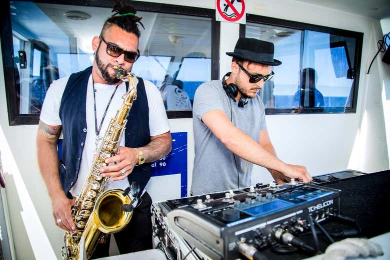 DJs y animación a bordo