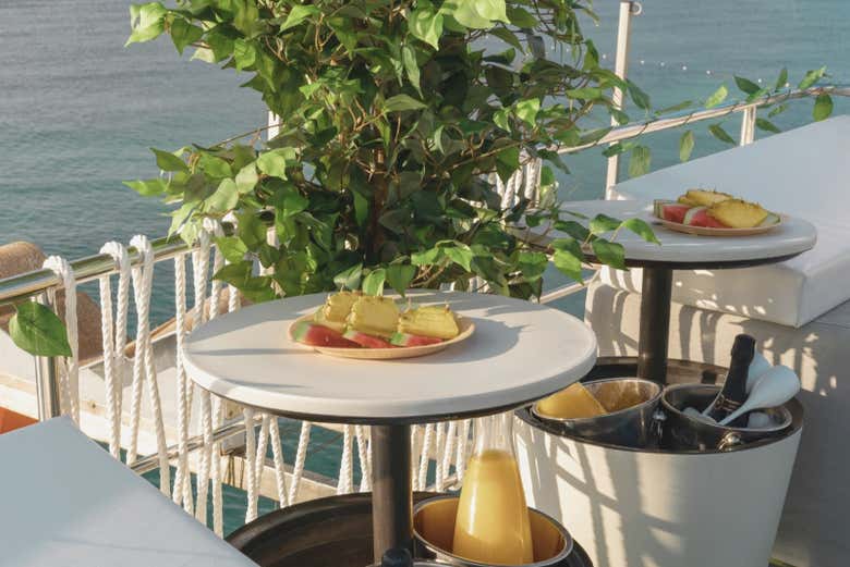 Uno spuntino a base di frutta a bordo della nave
