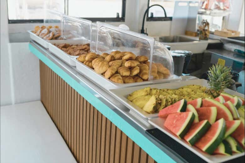 Diversi dolci e frutta che vi offriremo a bordo