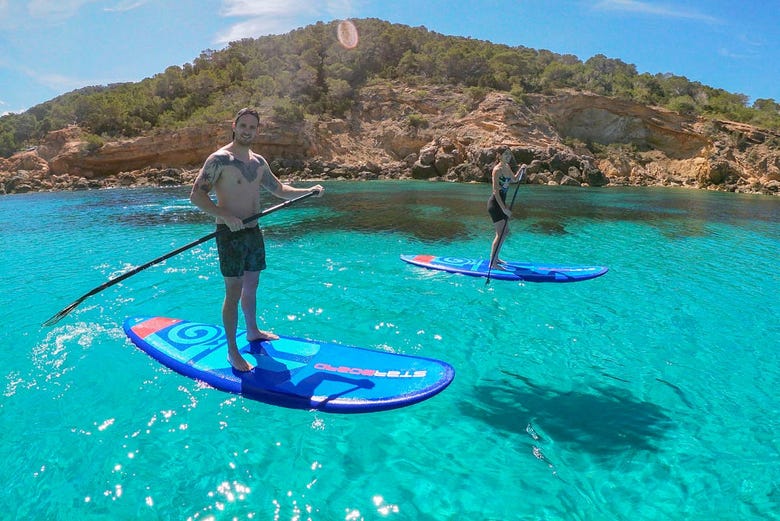 Disfrutando de la ruta de paddle surf por el norte de Ibiza