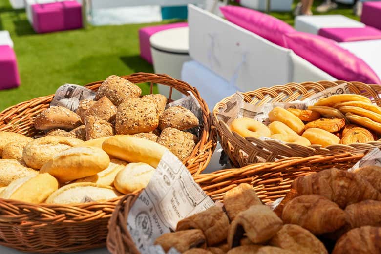 Pane e dolcetti a bordo