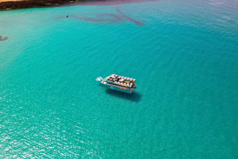 Vue aérienne du bateau dans des eaux cristallines