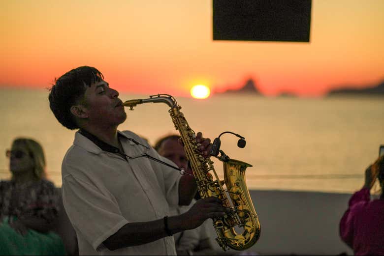 Escucharéis a un saxofonista a bordo