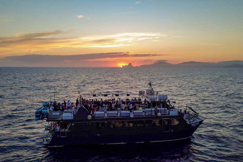 Navegaréis por las aguas de Ibiza al atardecer