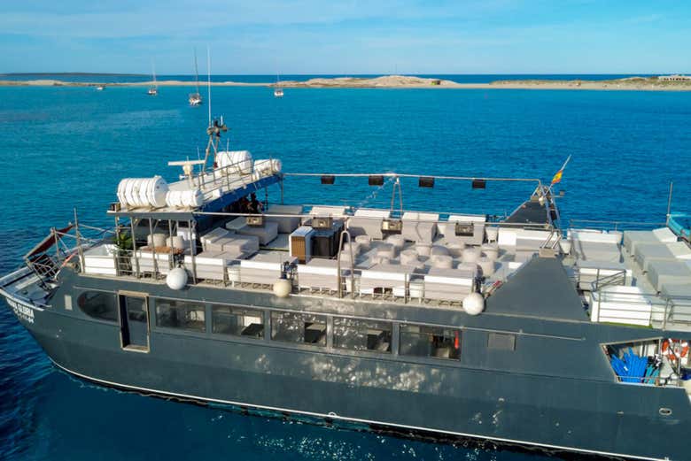 El catamarán en el que viajaréis hasta Formentera