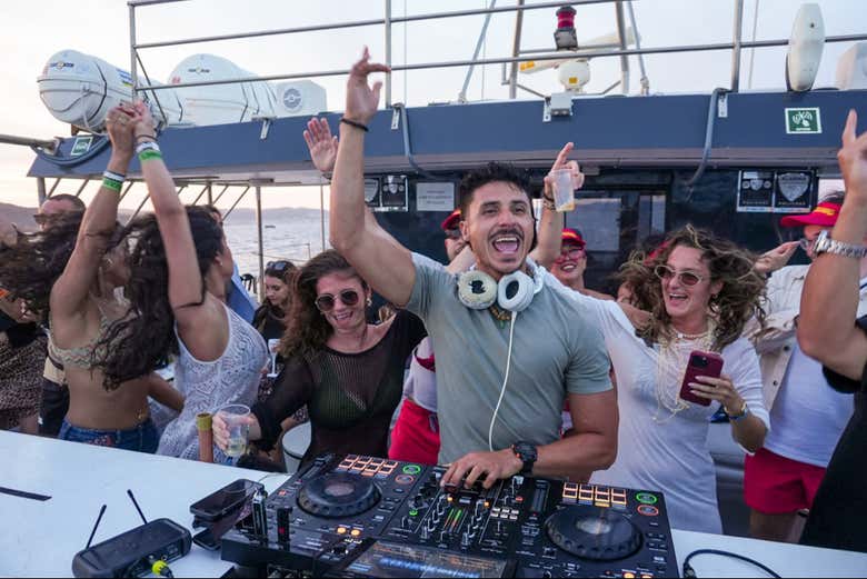 Podréis bailar junto a un DJ en el barco