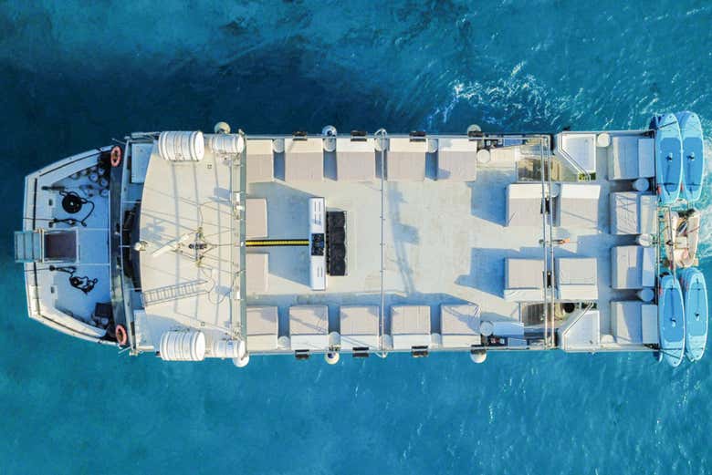 Vistas del barco con el que navegaréis