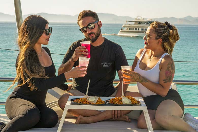 Tomando una deliciosa paella a bordo