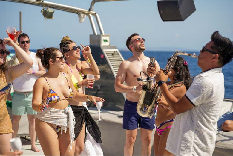 El barco contará con un saxofonista en directo
