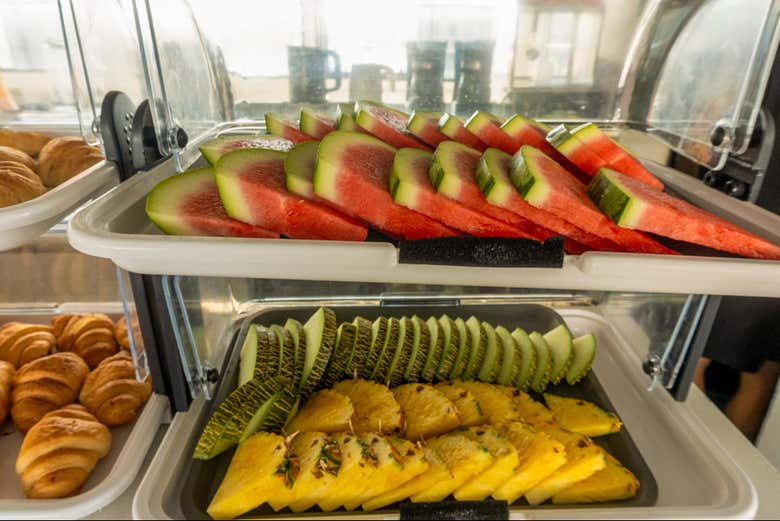Os recibiremos con un rico desayuno a bordo