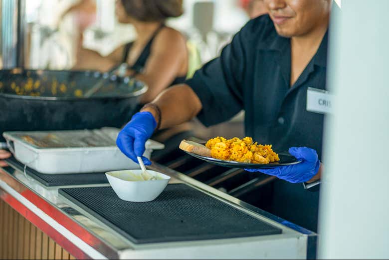 Tomaréis un delicioso almuerzo a bordo