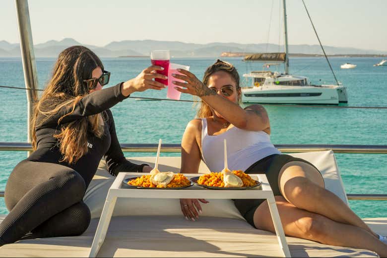 Tomando una paella y disfrutando de la barra libre