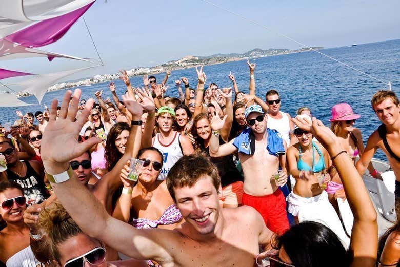 La mejor fiesta en barco de Ibiza