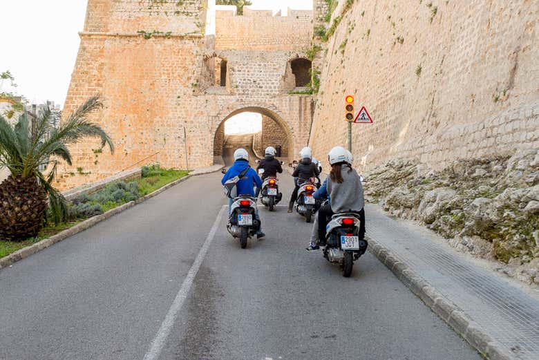 Recorriendo Ibiza en moto
