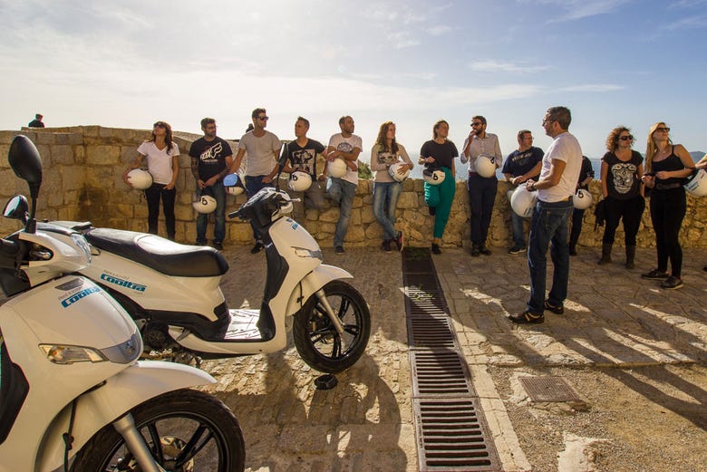 Recorriendo Ibiza en moto