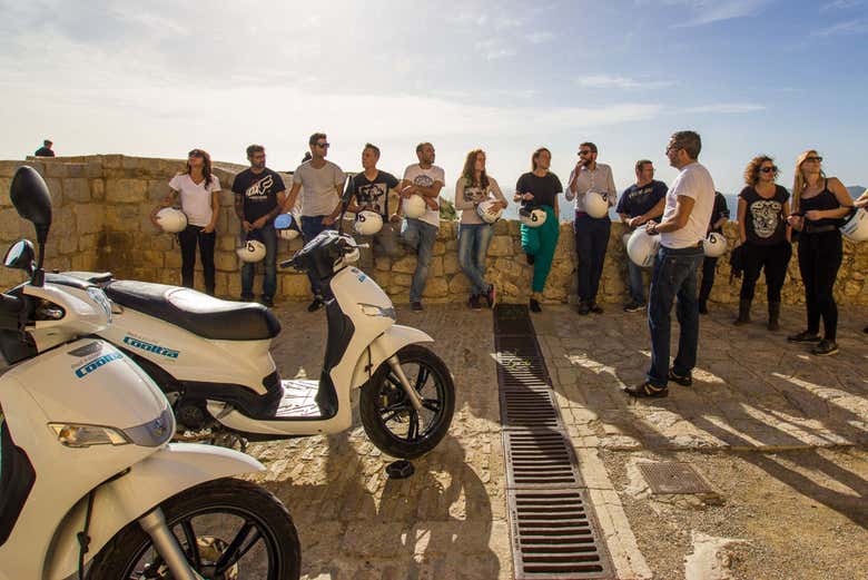 Recorriendo Ibiza en moto