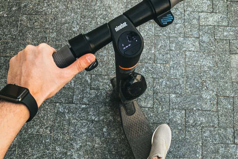 Preparado para conduzir o patinete elétrico