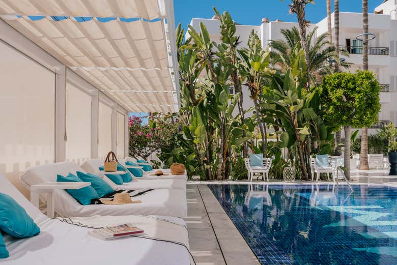 La elegancia de la piscina exterior de MiM Ibiza