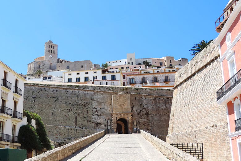 Antigua puerta del casco antiguo de Ibiza
