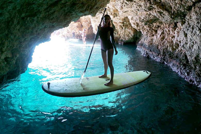 Explorando o interior de uma caverna marinha