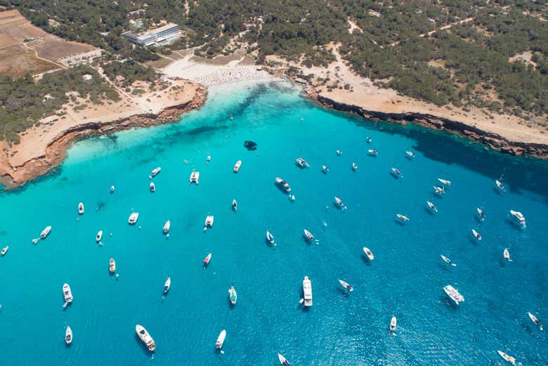 Vista aerea delle barche a Cala Saona