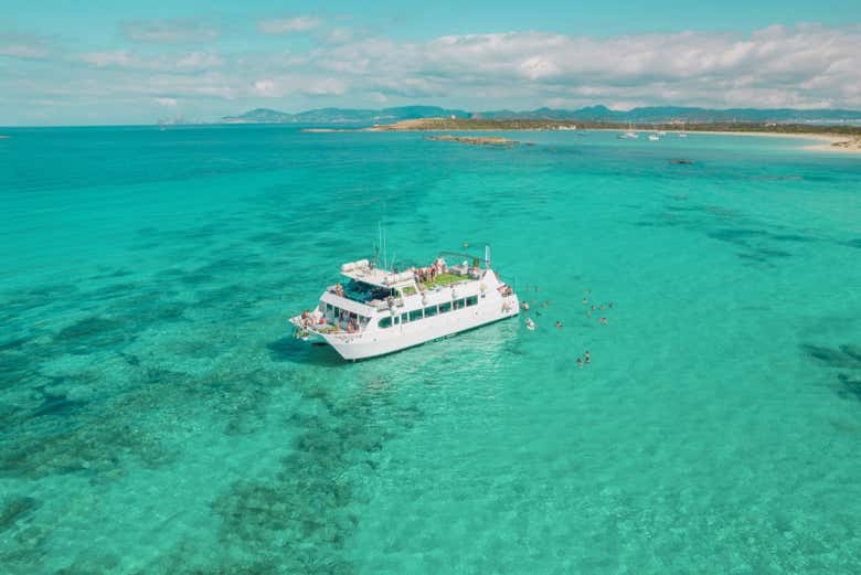 La barca che naviga sulle acque cristalline di Formentera