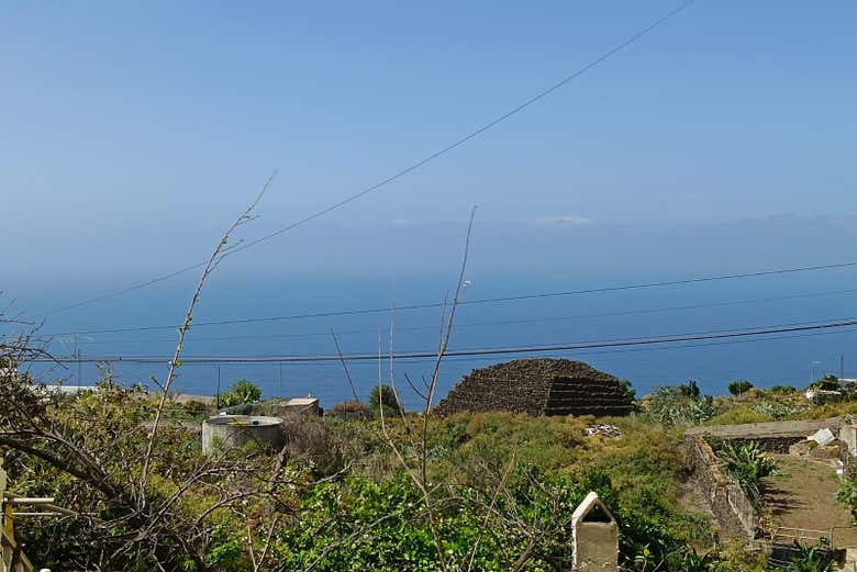 Divisando las pirámides levantadas por los aborígenes 